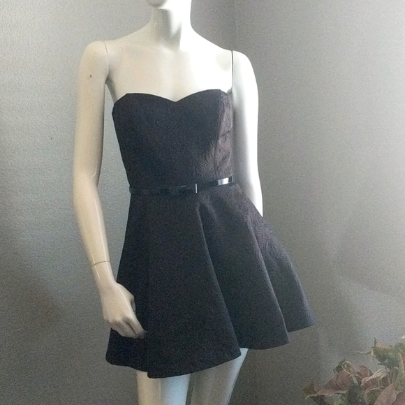 Forever 21 Dresses & Skirts - Forever 21 strapless dress